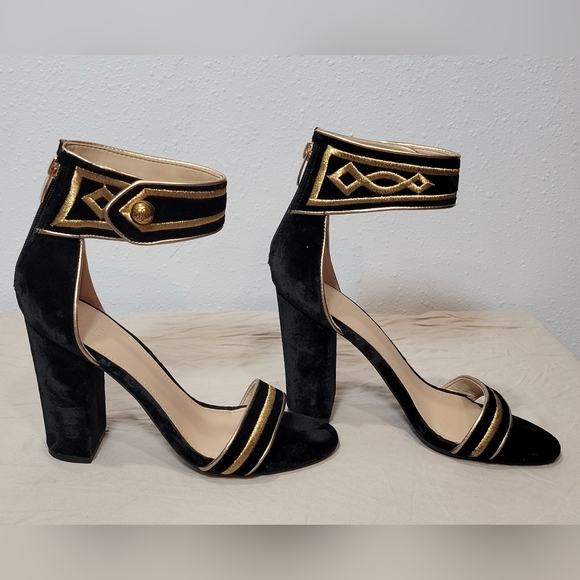 GUESS CERSIAN Black and Gold Velvet Chunky Block Heeled Sandal Sz 7.5 Chic - Picture 1 of 12